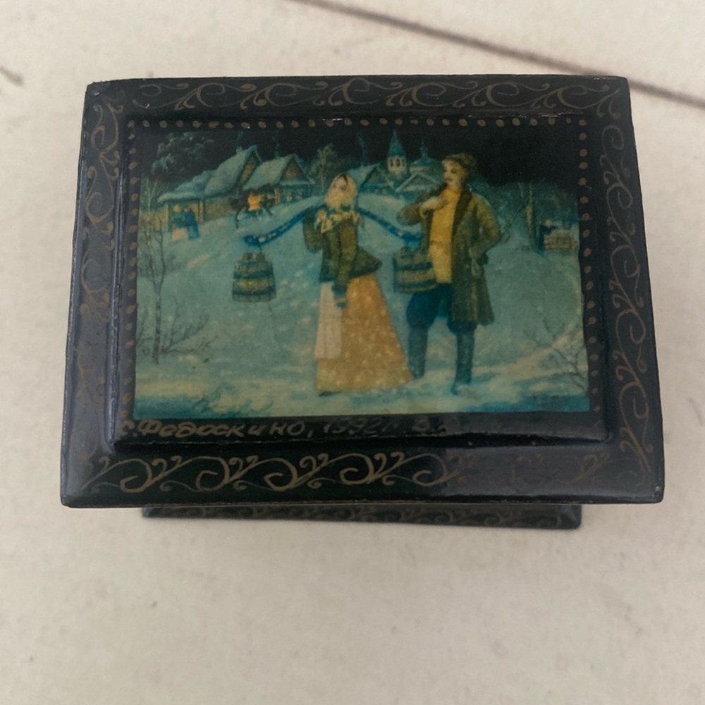 Vintage mini laquered Russian box. 2” X 1 1/2”